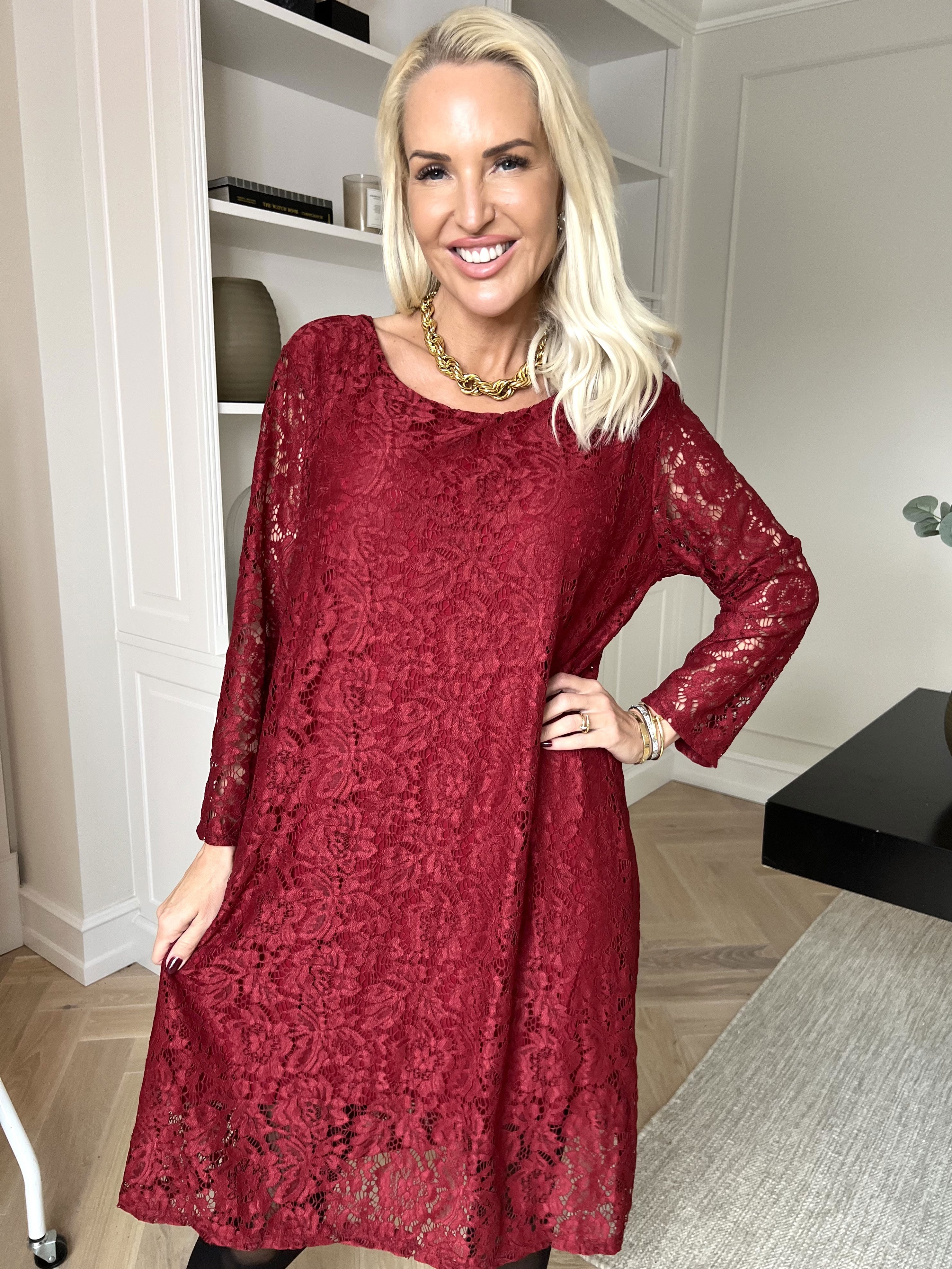 Vedis - Elegant kjole i smuk og blød blonde